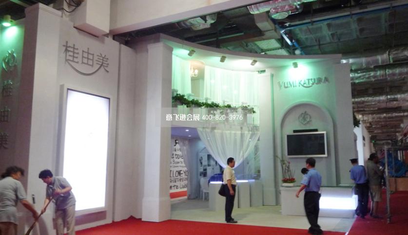 桂由美婚紗展雙層展臺設(shè)計(jì)效果圖,服裝展臺設(shè)計(jì)效果圖